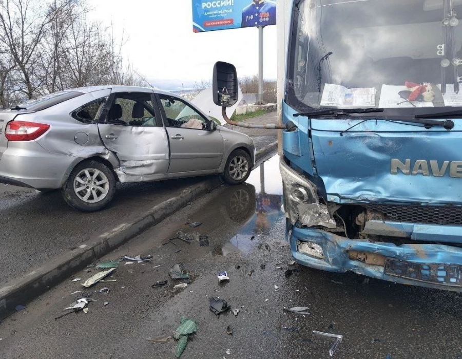 Водитель «Гранты» почувствовал недомогание за рулём и спровоцировал аварию на СХИ