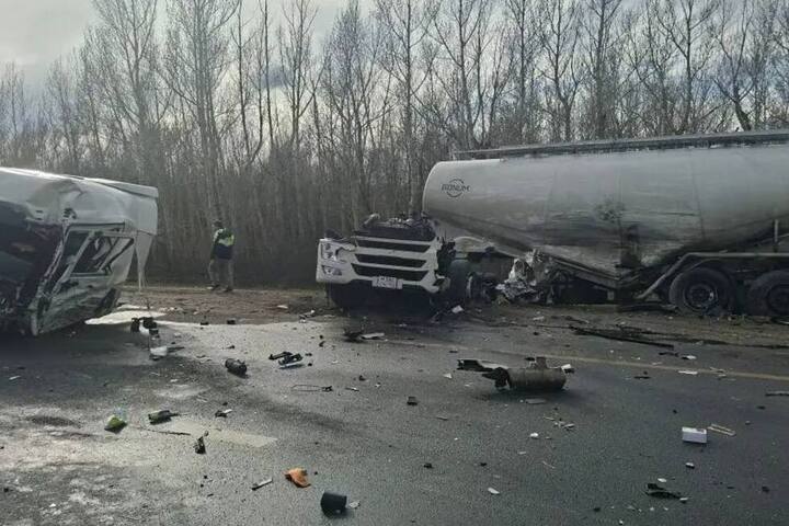 На саратовской трассе произошло лобовое столкновение двух фур