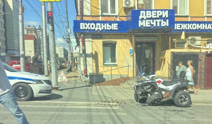 В центре Саратова квадроцикл столкнулся с легковушкой