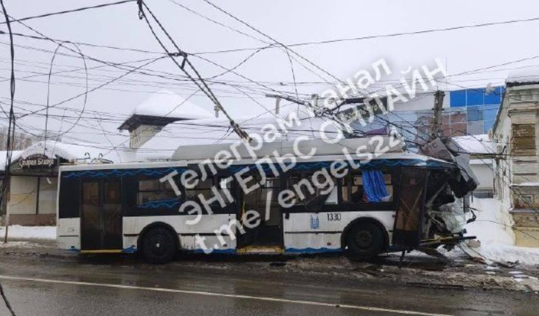 В аварии троллейбуса с Changan в Энгельсе пострадали 8 человек В аварии троллейбуса с Changan в Энгельсе пострадали 8 человек