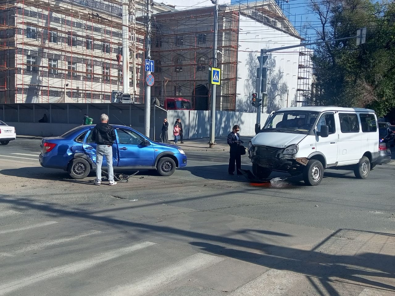 В Саратове столкнувшиеся «Газель» и «Лада» перегородили проезд по улице Горького В Саратове столкнувшиеся «Газель» и «Лада» перегородили проезд по улице Горького