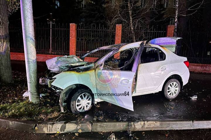 В Саратове Renault влетел в столб около больницы и загорелся, водитель погиб