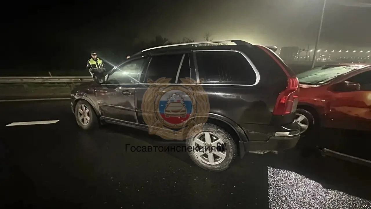 В Саратове в ночной аварии с тремя машинами погиб пассажир Volvo
