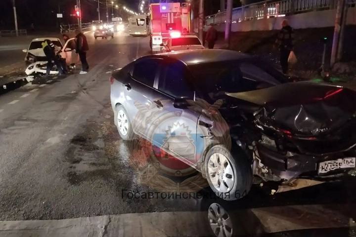 В Саратове на проспекте 50 лет Октября в аварии получили травмы два водителя