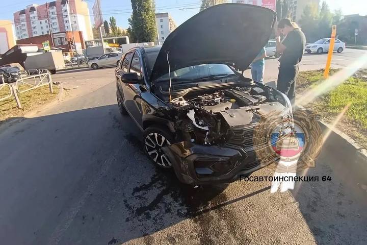 Пассажирка получила травмы при столкновении Renault и Lada Vesta в Саратове Пассажирка получила травмы при столкновении Renault и Lada Vesta в Саратове