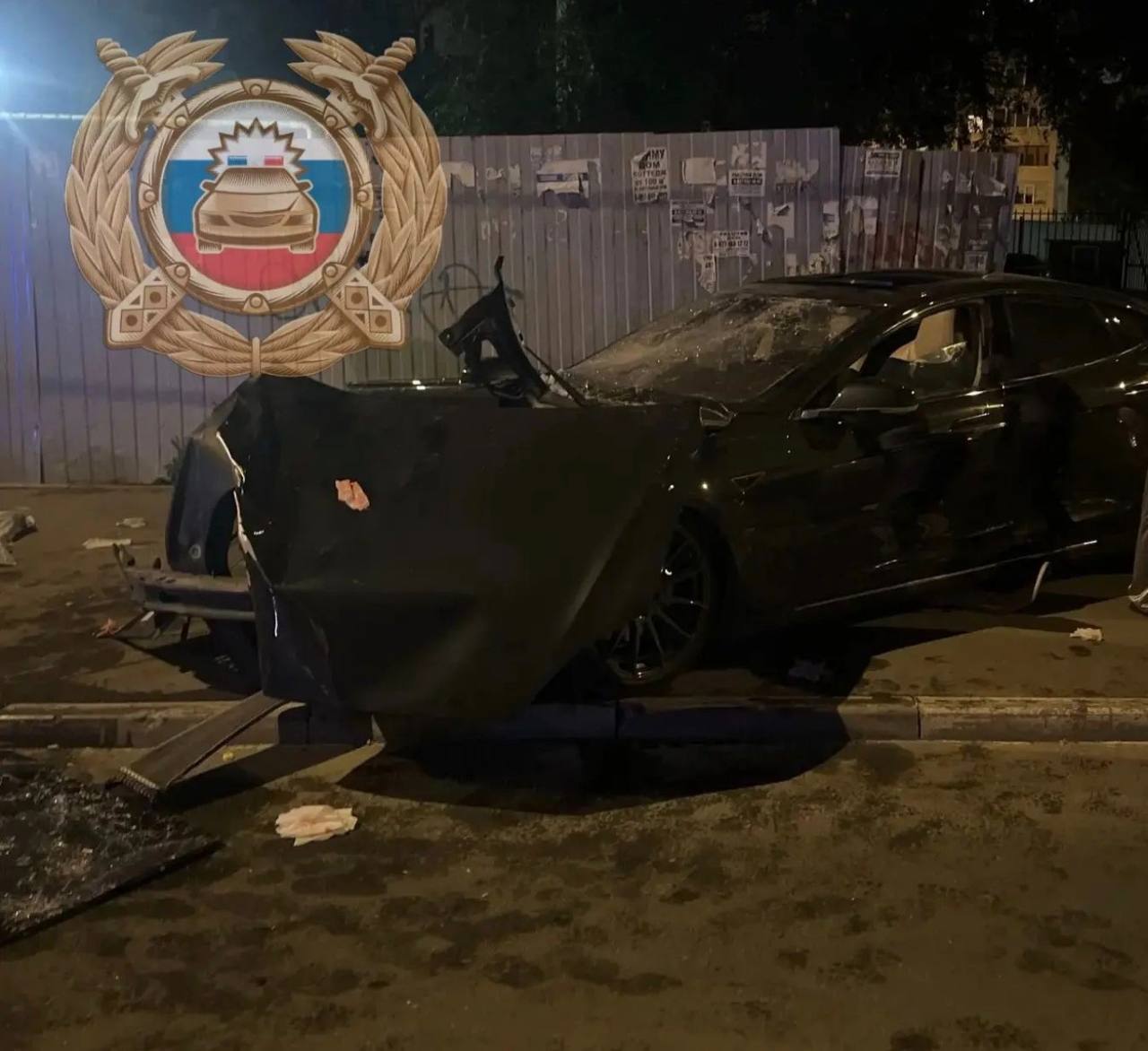 В Энгельсе электромобиль Tesla на скорости врезался в опору ЛЭП: погиб пассажир В Энгельсе электромобиль Tesla на скорости врезался в опору ЛЭП: погиб пассажир