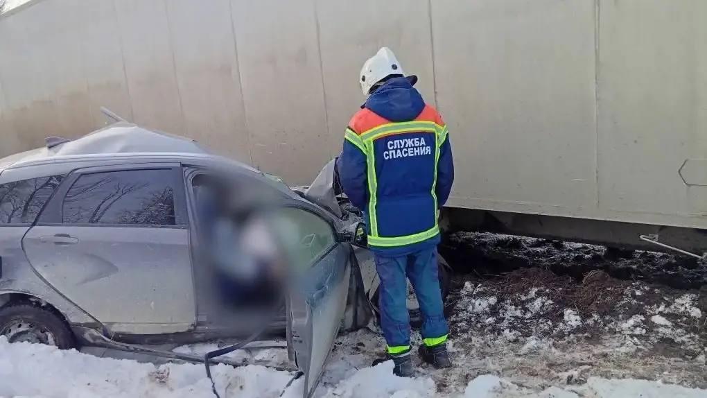 Легковушка столкнулась с двумя фурами под Вольском, есть погибшие