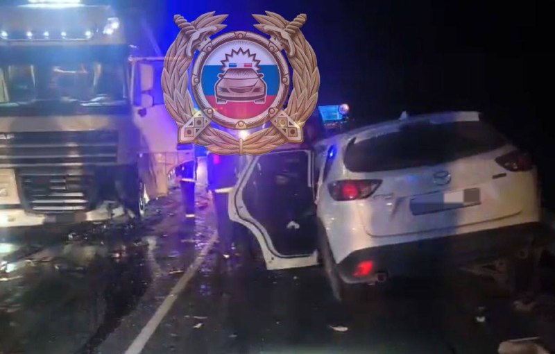 На саратовской трассе водитель автомобиля Mazda погиб после столкновения с фурой