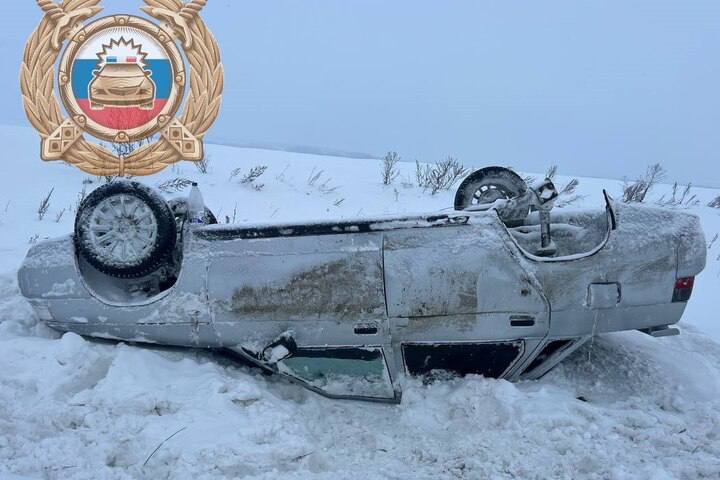 «Десятка» улетела с саратовской трассы и перевернулась