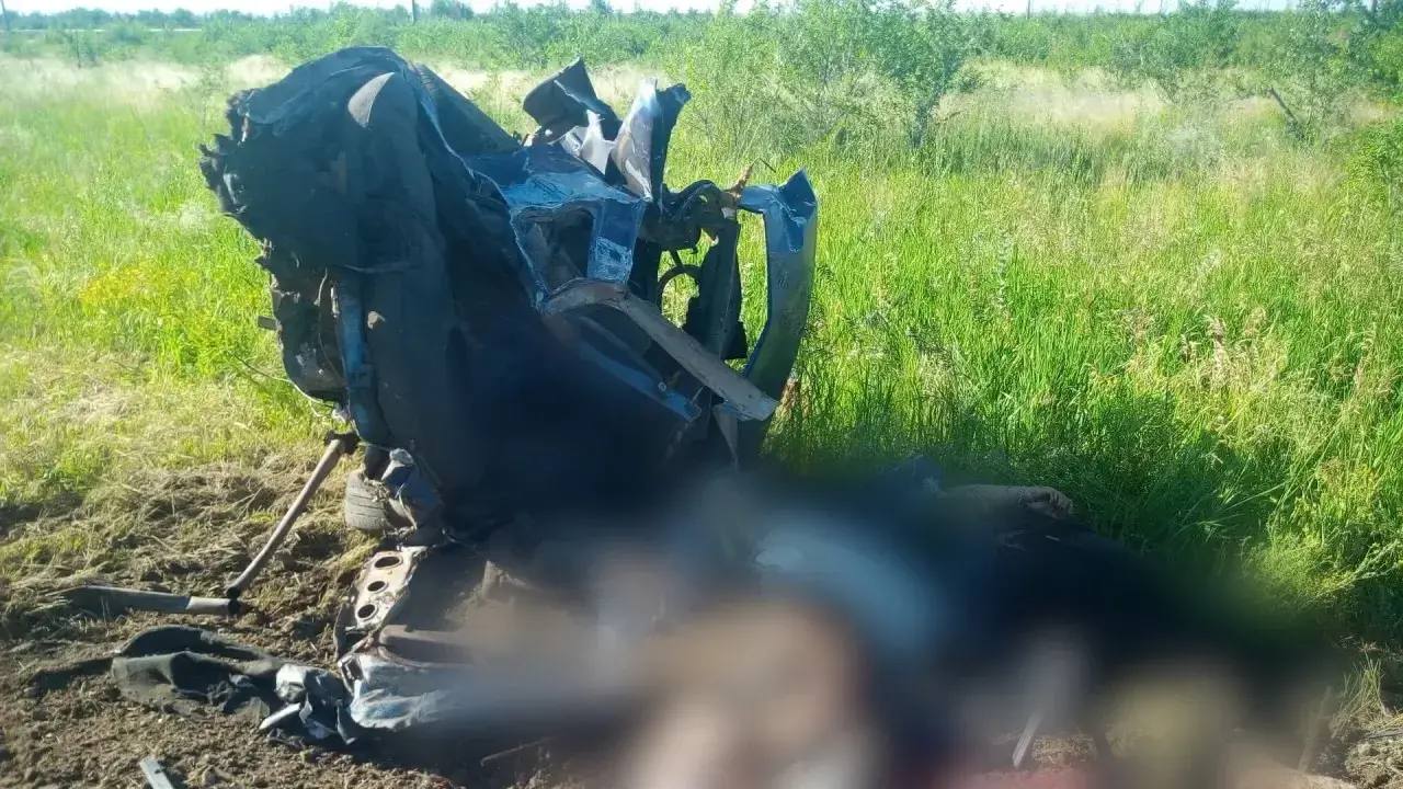 Трое человек погибли в столкновении легковушки с грузовиком на саратовской трассе Трое человек погибли в столкновении легковушки с грузовиком на саратовской трассе