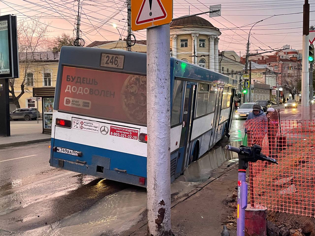 В центре Саратова 246-й автобус провалился в огромную яму на дороге
