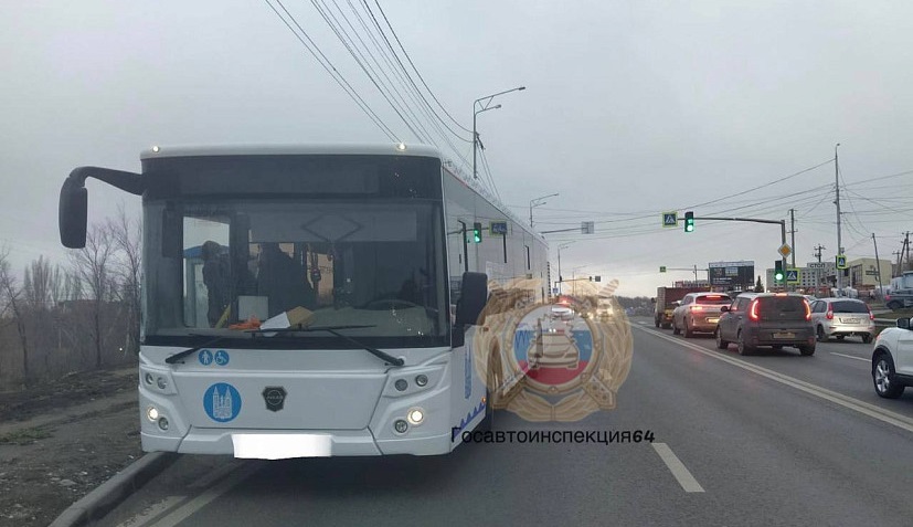 Утром водитель автобуса сбил пешехода в Саратове на Усть-Курдюмской