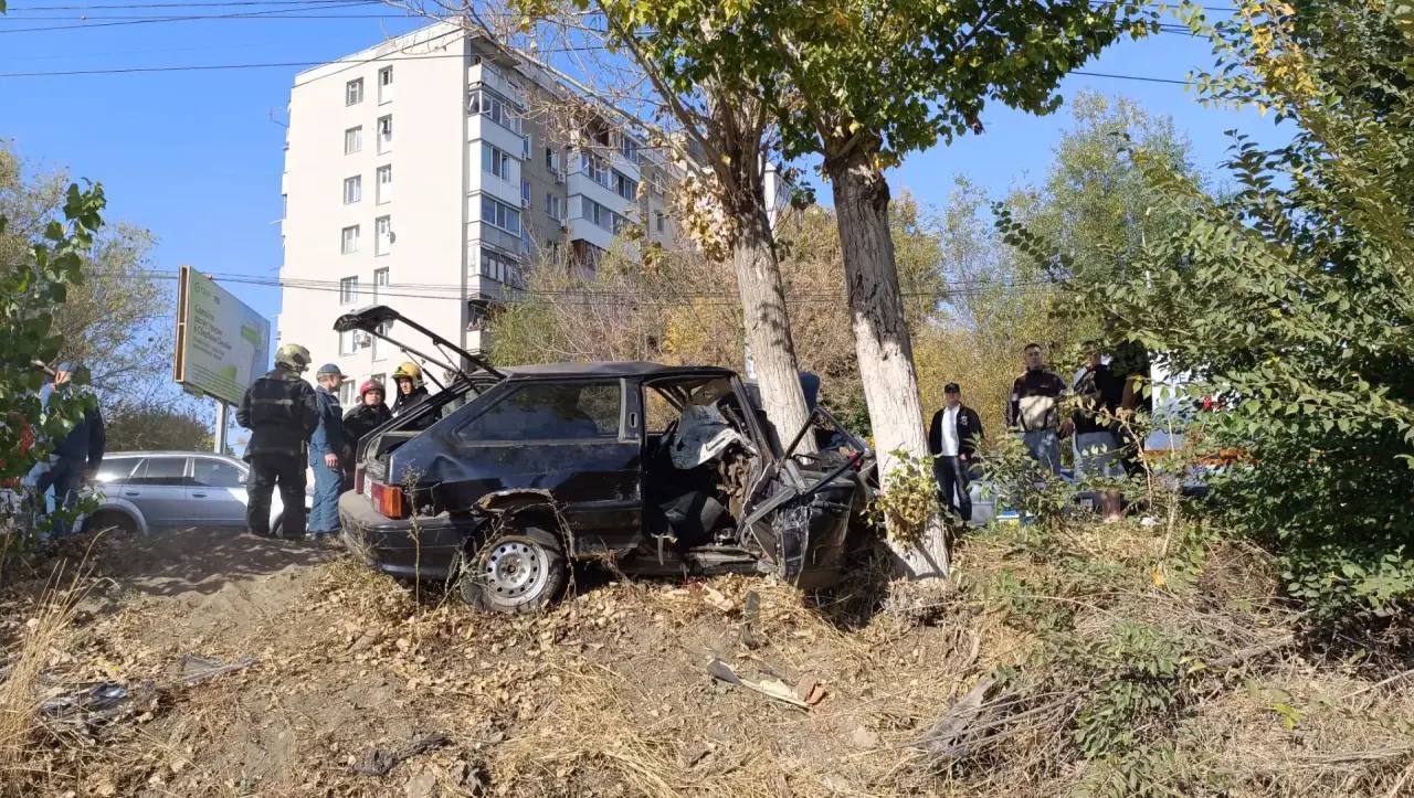 В Саратове легковушка с подростками влетела в дерево: пассажир погиб В Саратове легковушка с подростками влетела в дерево: пассажир погиб