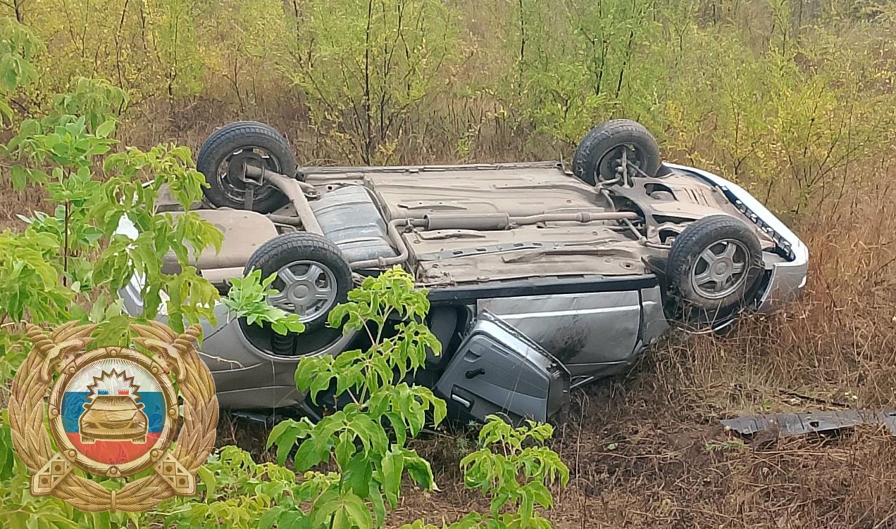 Под Саратовом 19-летняя девушка на «Приоре» опрокинулась в кювет