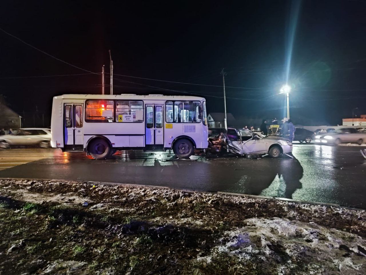 В Саратовской области столкнулись пассажирский автобус и пять машин: пострадал 21-летний парень