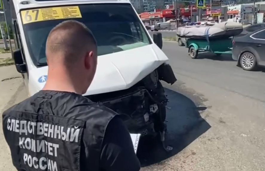 В Саратове в столкнувшейся с иномаркой маршрутке пострадала пассажирка