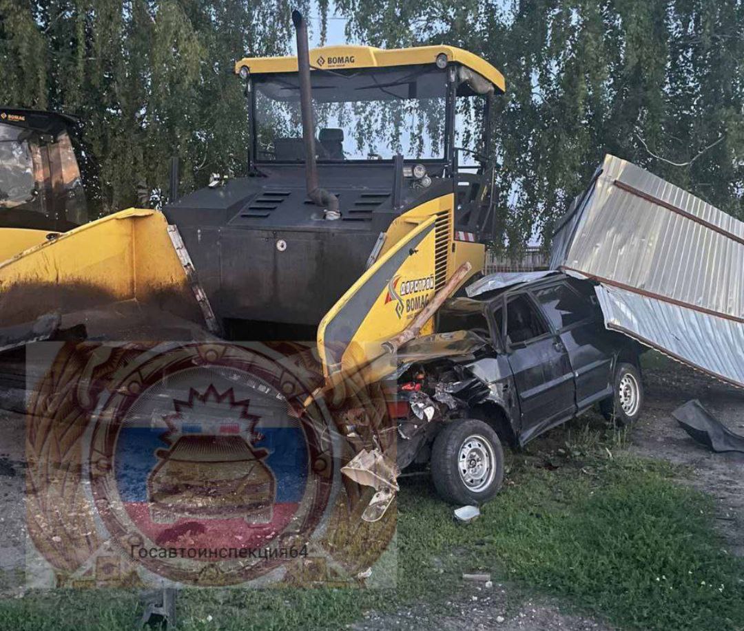 В Саратовской области 18-летний юноша за рулем «пятнадцатой» въехал в забор и асфальтоукладчик