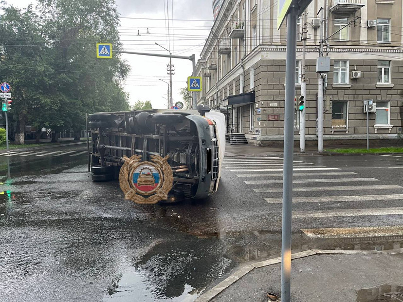 В центре Саратова опрокинулась «ГАЗель» после столкновения с «Нивой»: полицейские ищут свидетелей ДТП