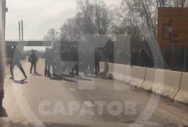 Более 30 футбольных фанатов подрались на трассе на въезде в Саратов