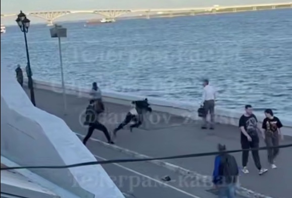 Саратовец избил двух самокатчиков и случайного прохожего на набережной