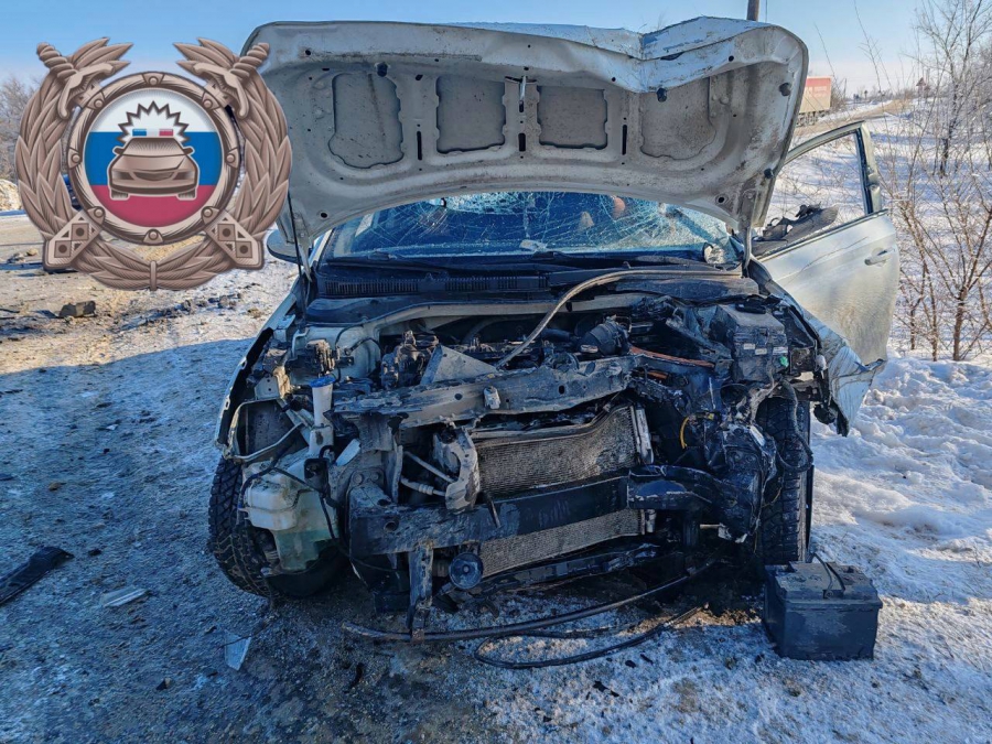 Пассажир иномарки покалечился в столкновении с «КамАЗом» под Ершовом