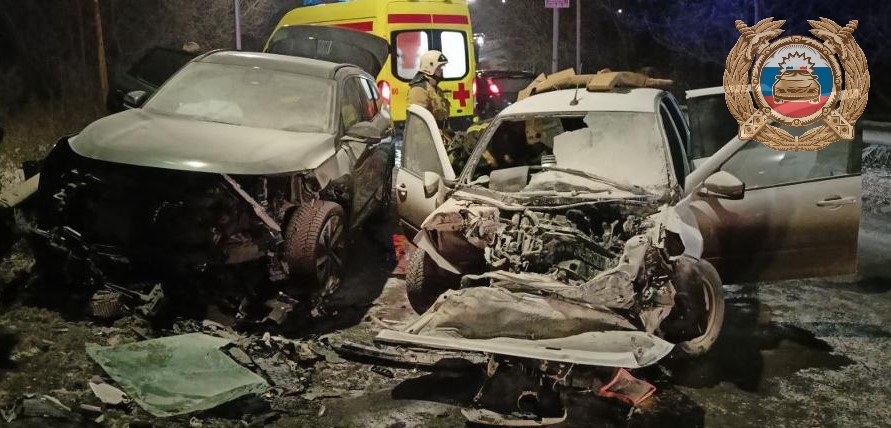 Вечером в Саратове столкнулись «Гранта» и Geely: пострадала пассажирка