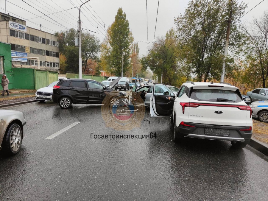 Пожилая саратовчанка покалечилась в тройном ДТП на 5-й Дачной