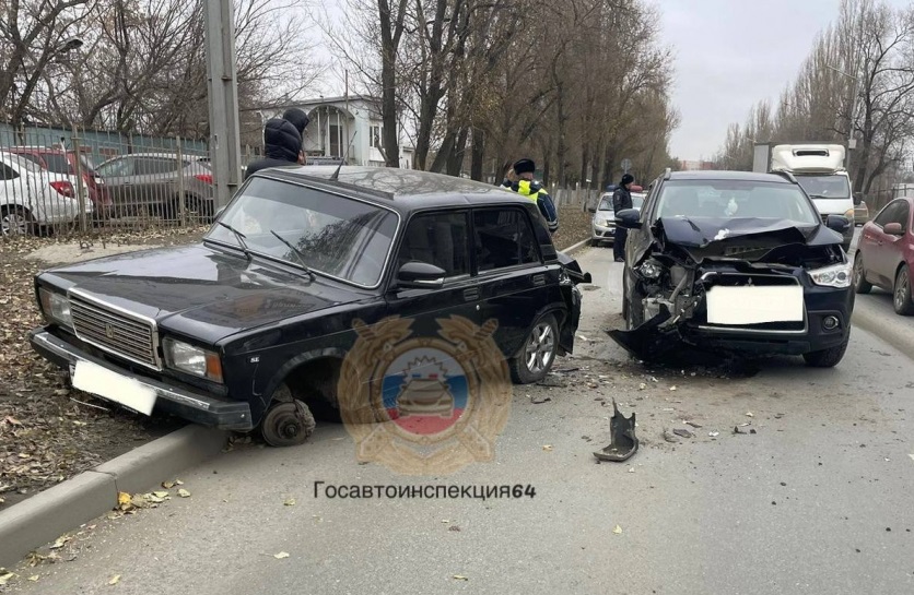 Молодой водитель «семерки» пострадал в ДТП в Саратове