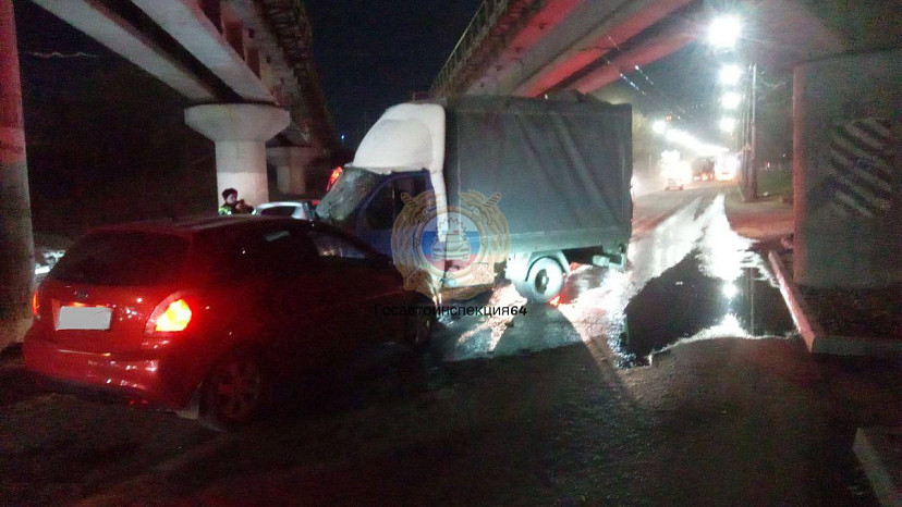 Под мостом на ВСО в Саратове "Газель" столкнулась с легковушкой, двое в больнице