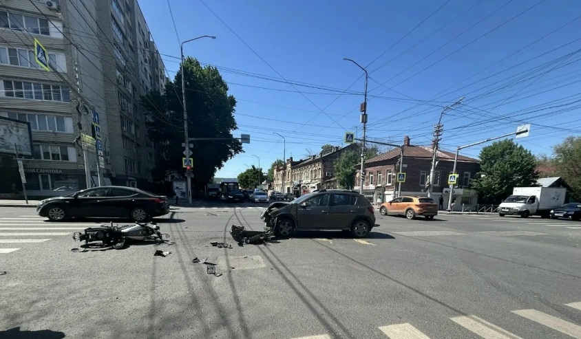 В центре Саратова мотоциклист разбился в ДТП с иномаркой