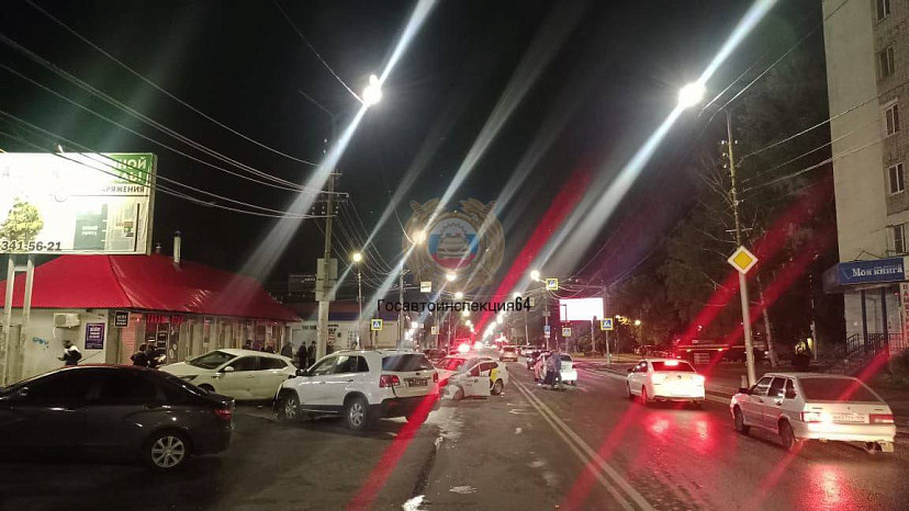 Полиция ищет в Саратове свидетелей массового ДТП у Сенного рынка