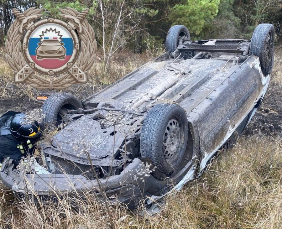 Молодой водитель опрокинул «Ларгус» в Саратовской области, пассажир в больнице