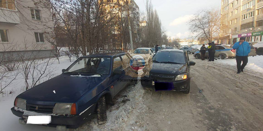 Саратовчанка пострадала в массовом ДТП в Ленинском районе