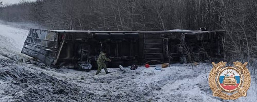 Под Саратовом опрокинулась фура, водитель госпитализирован Под Саратовом опрокинулась фура, водитель госпитализирован