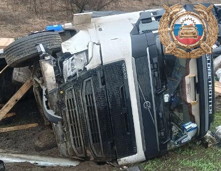 На окраине Саратова опрокинулась фура, есть пострадавший