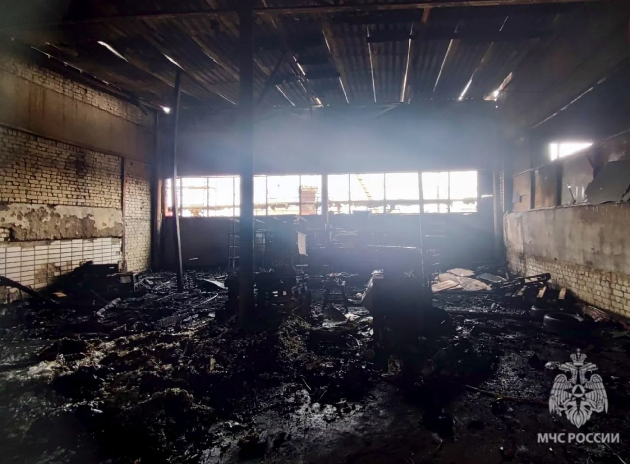 Жителя Саратова госпитализировали с отравлением после пожара в ангаре