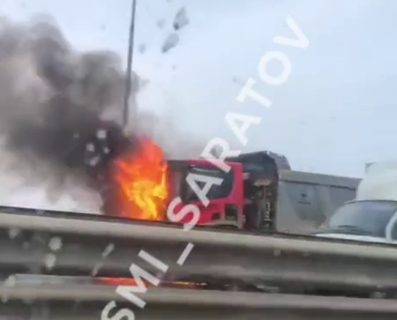 Грузовик сгорел на новом саратовском мосту