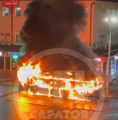В Саратове у вокзала дотла сгорел троллейбус