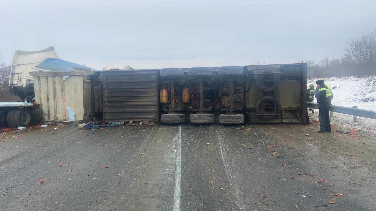 В Гагаринском районе Саратова столкнулись три грузовика и две легковушки