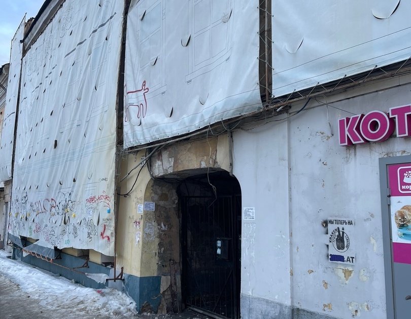 Саратовцев предупредили об опасном разрушающемся здании на улице Московской