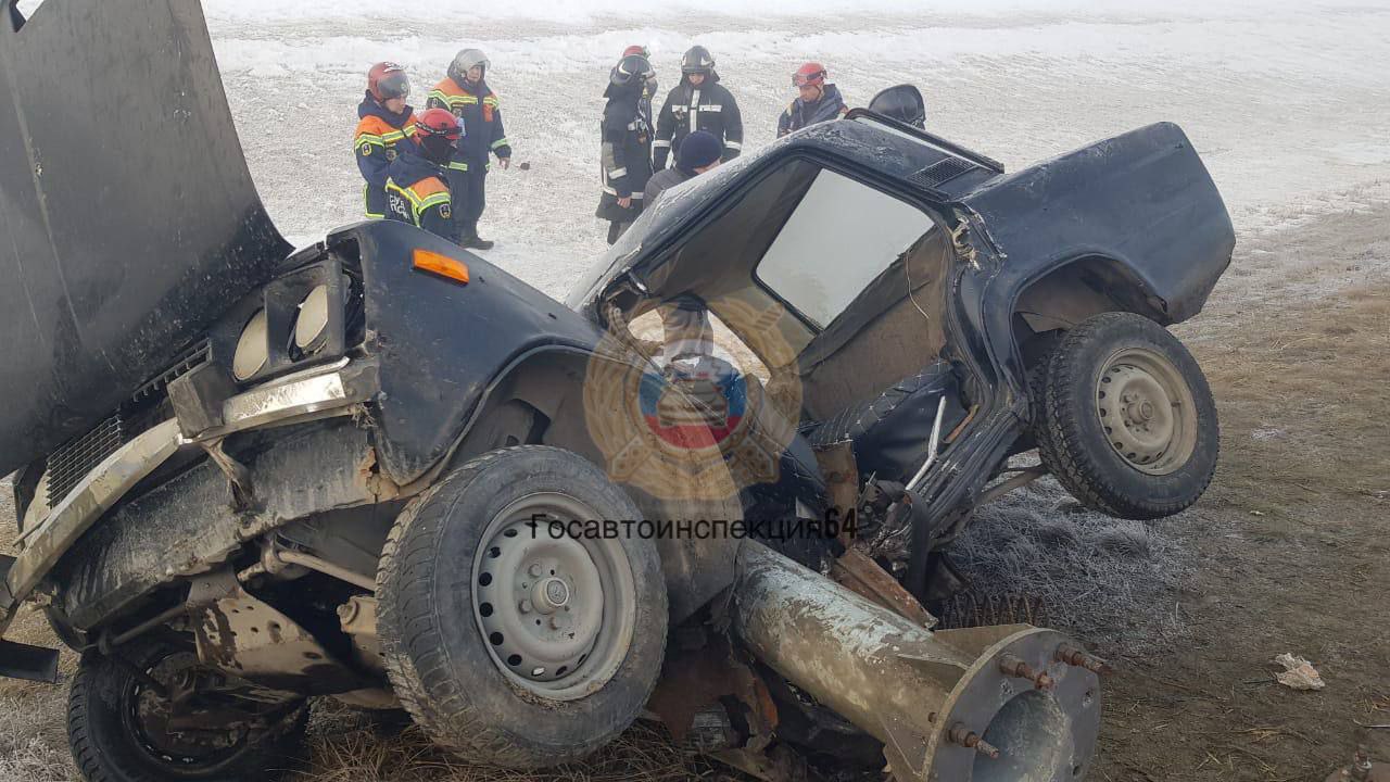 В Саратове "шестерка" влетела в столб: пассажир погиб, водитель - в больнице