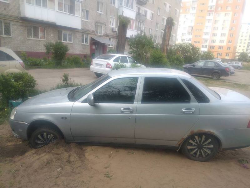 В Саратове у автовладельца угнали отданную в ремонт «Приору»