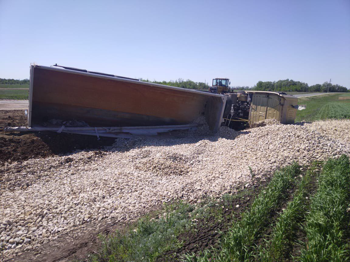 В Саратовской области перевернулся грузовик с щебнем