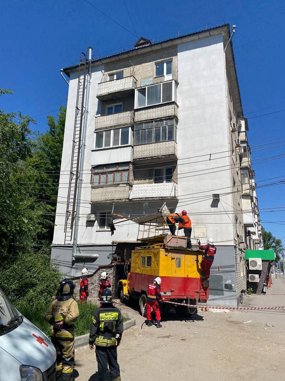 В Саратове у пятиэтажки обрушился балкон