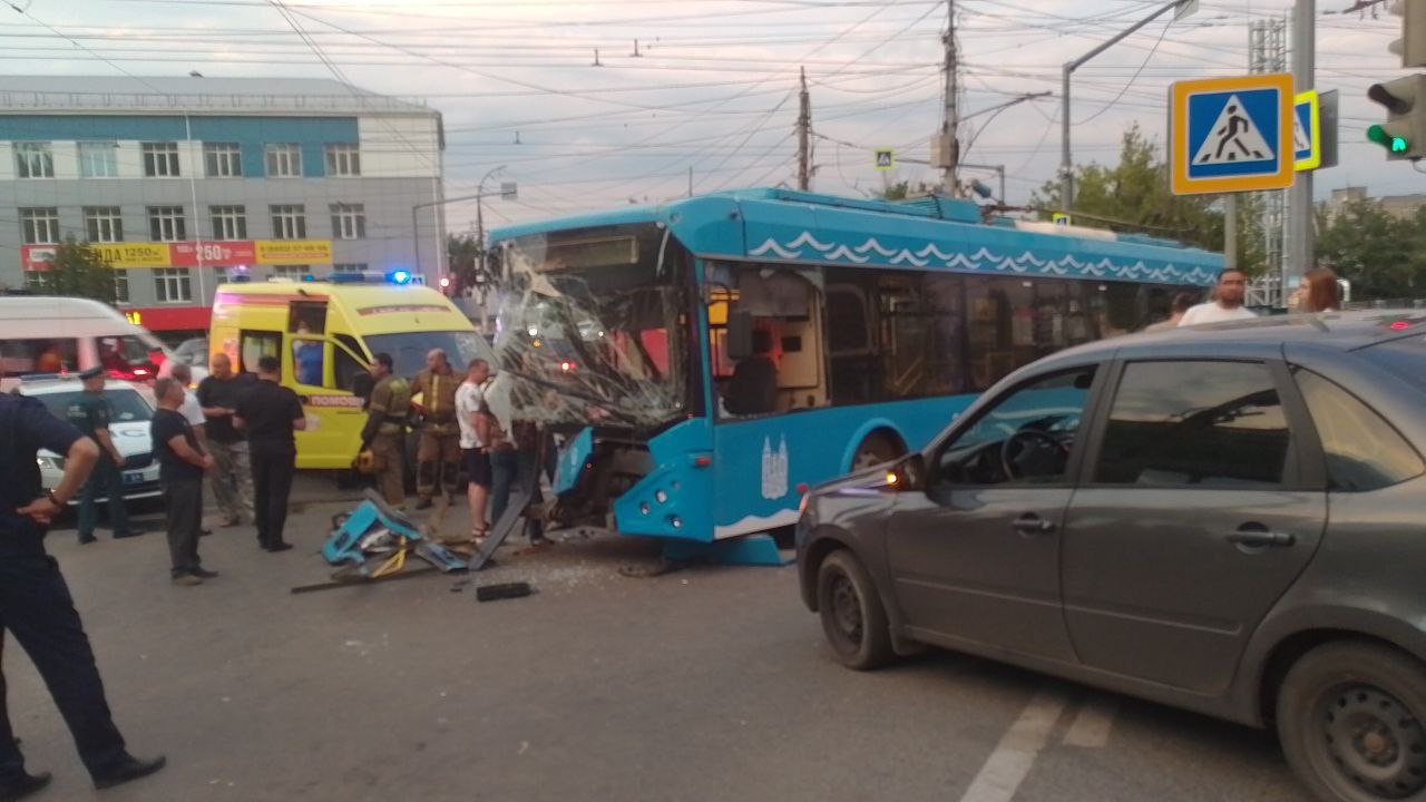 В Саратове в массовой аварии с троллейбусом и грузовиком пострадали 11 человек
