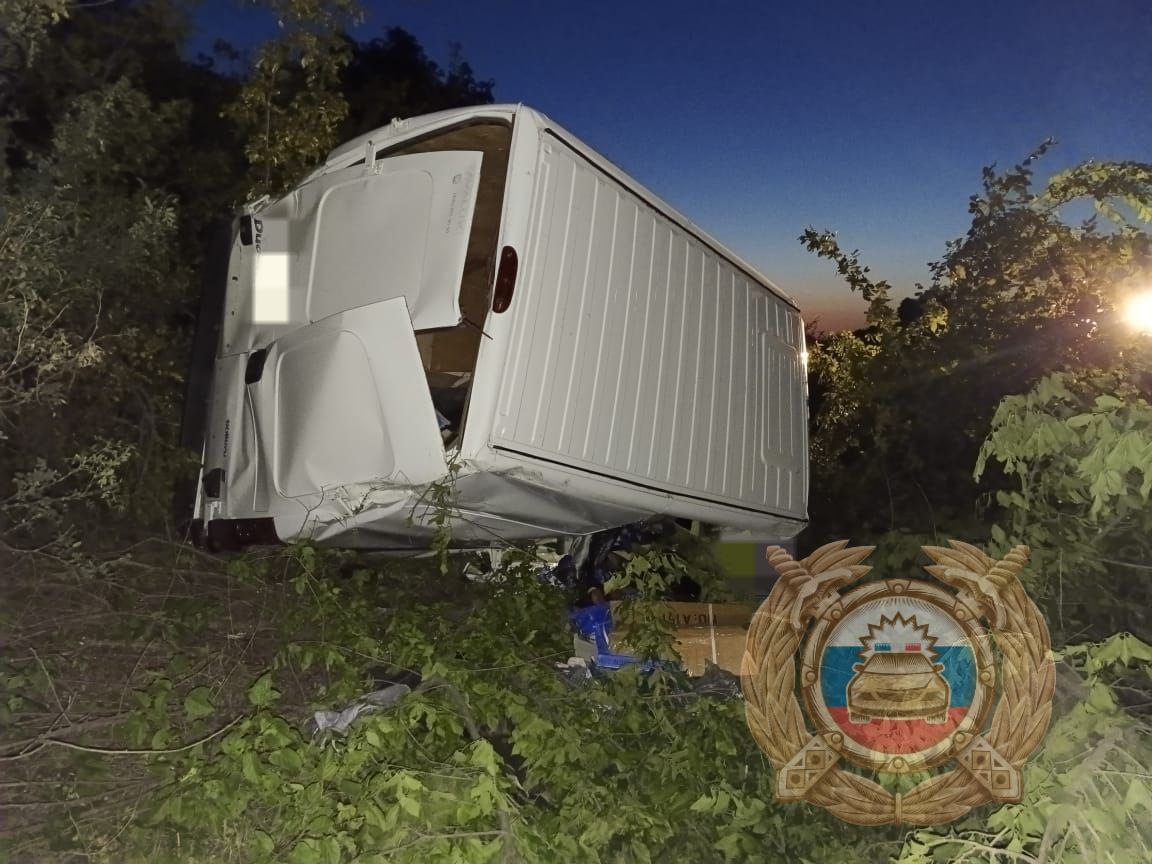 В Саратовской области в перевернувшейся иномарке водитель разбился насмерть