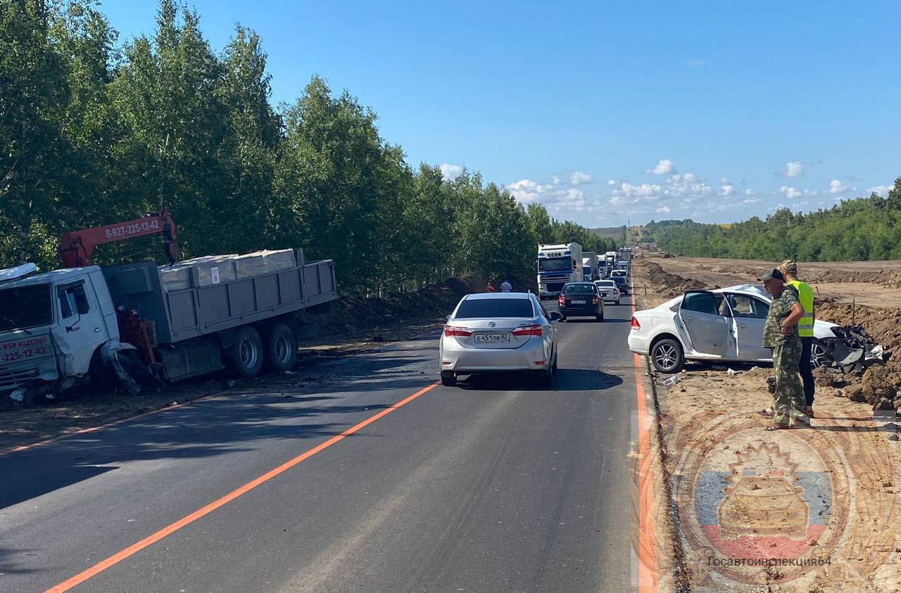 В Саратовской области в аварии с КАМАЗом погиб водитель легковушки