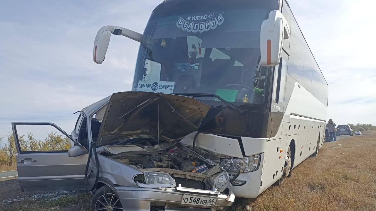 В Саратове при столкновении с автобусом погиб водитель "пятнадцатой"