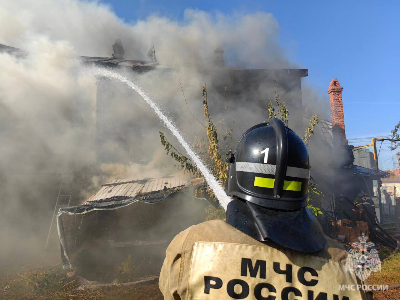 В Саратовской области сгорели бани, комбайн и расселенный дом