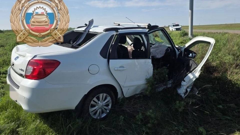 Под Саратовом Datsun влетел в рекламный столб, пострадали 5 человек